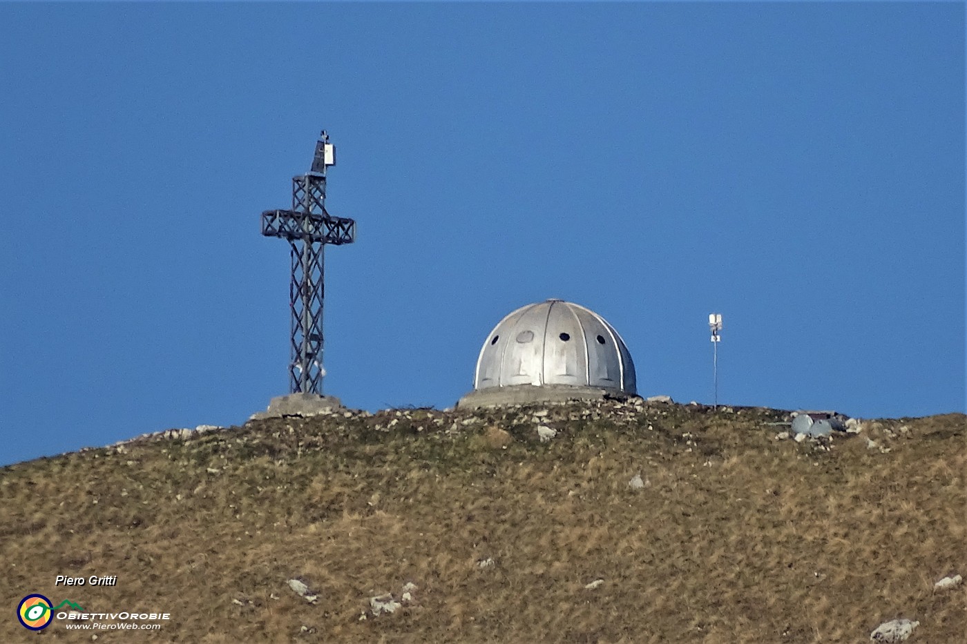 30 Maxi zoom sulla Cima del Due Mani con la croce e il Bivacco Locatelli Scaioli Milani.JPG